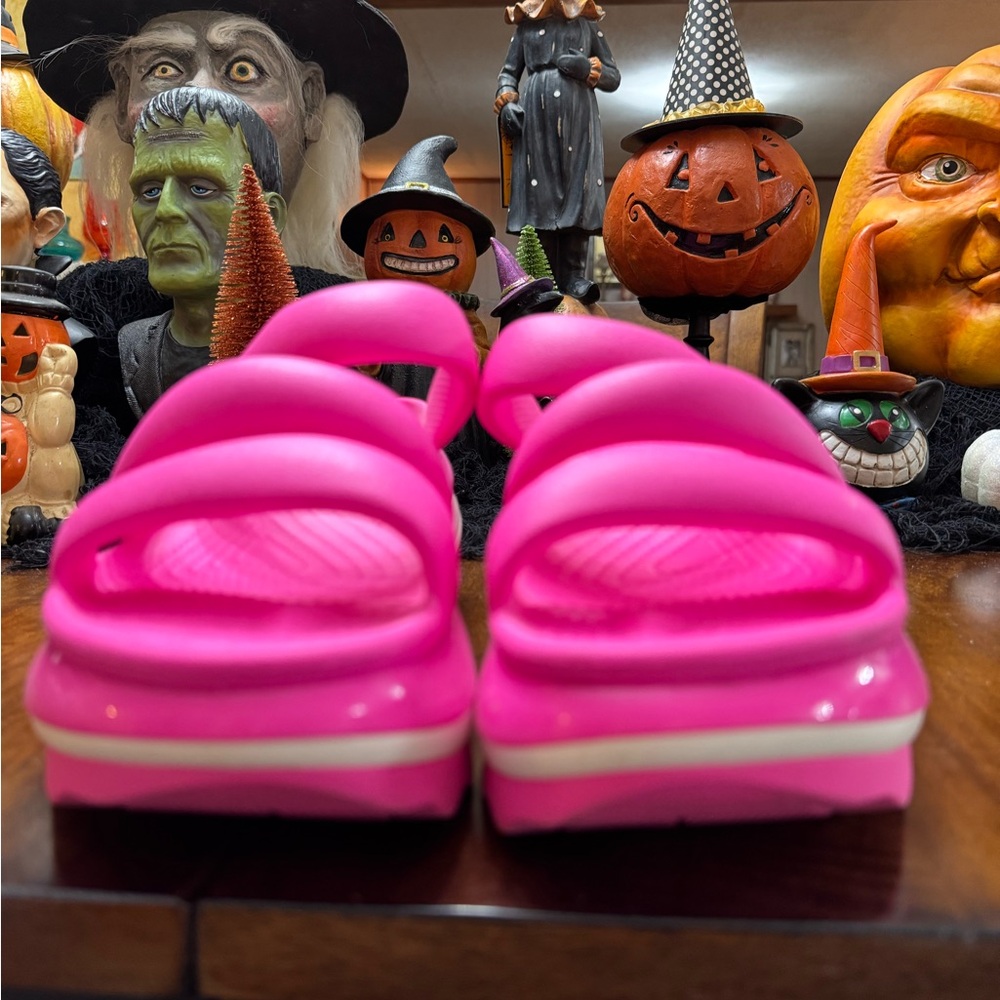CROCS Mega Crush Triple Strap Vibrant Pink Platform Sandals size 7 - Picture 2 of 4